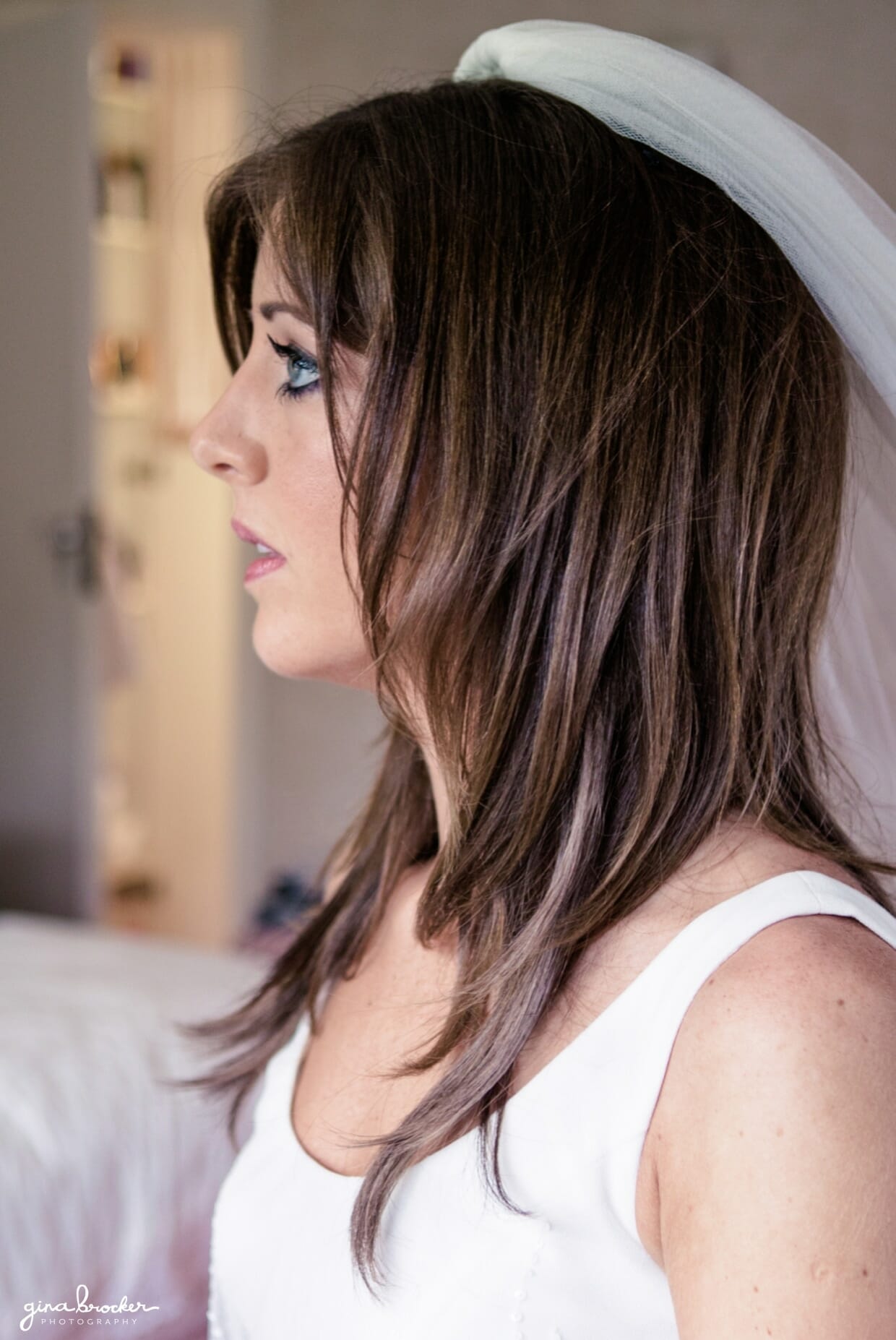 The bride puts on her veil on the morning of her natural, colorful and elegant wedding